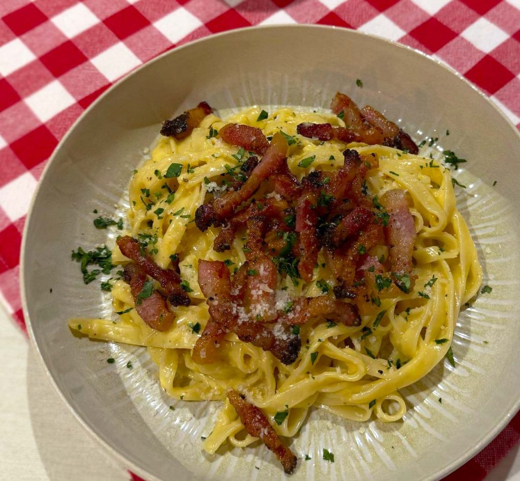 Pasta Tagliatelle im Teller angerichtet