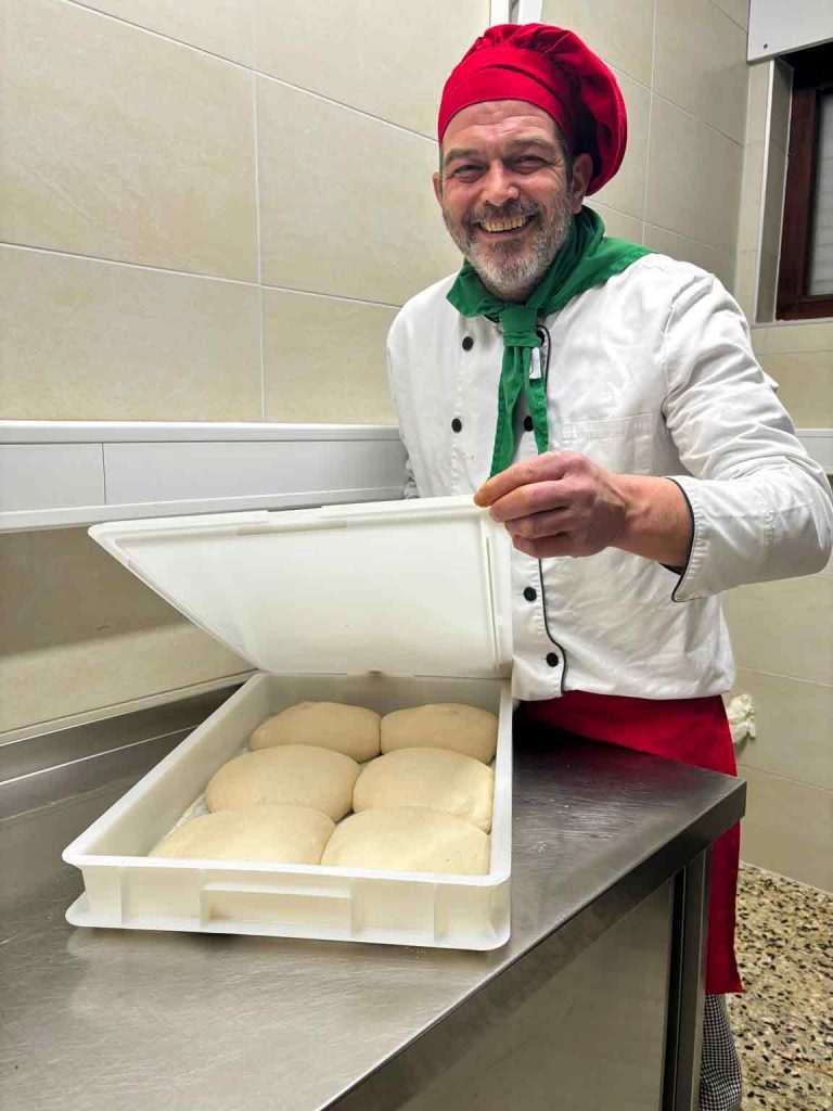 Pizza-Chef zeigt Pizzateig